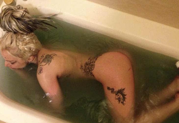 FOTOS: Lady Gaga presume tatuajes en la bañera
