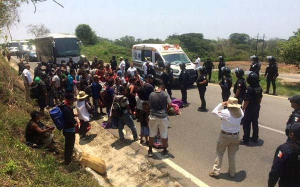 Detienen a 300 de la caravana migrante en Pijijiapan, Chiapas