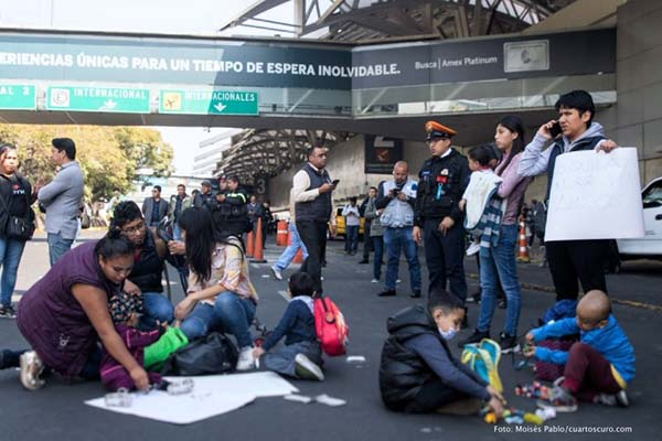 Padres de niños con cáncer chocan con policías en el AICM