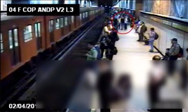 VIDEO: Por un apodo aventó a su amigo a las vías del Metro