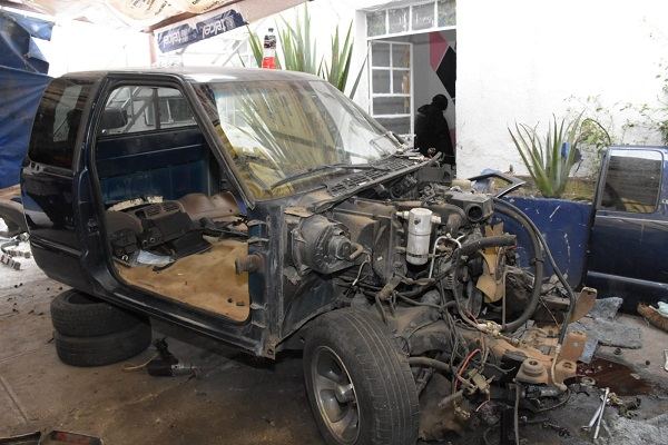 FOTOS: Localiza policía municipal inmueble con autopartes robadas en Xanenetla; hay 3 detenidos