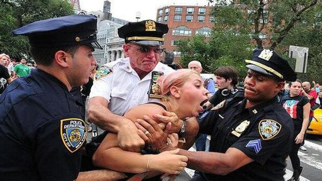 Policía de NY presumió acciones en Twitter, ahora los acusan de violentos