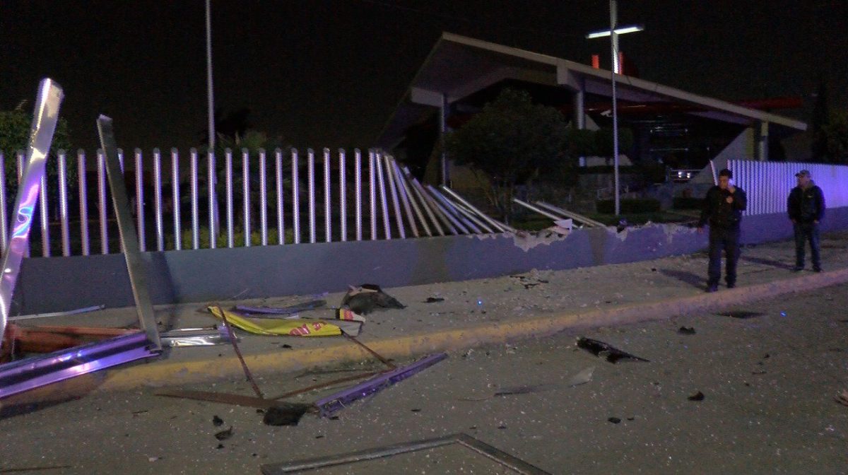 Colisiona vehículo contra Iglesia del Camino en la Vía Atlixcáyotl