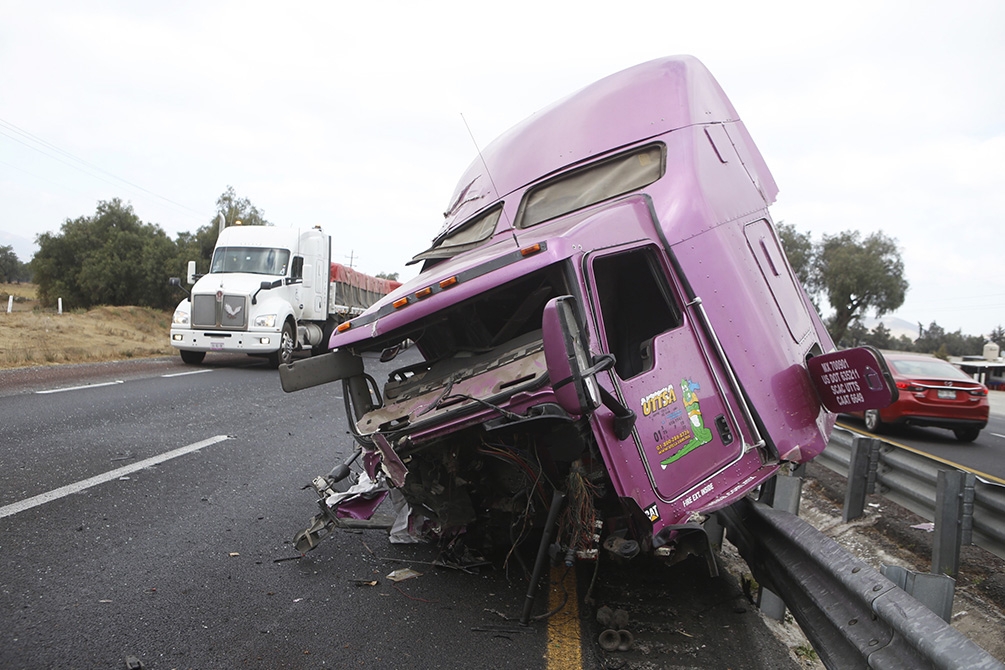 Muere conductor de tráiler al volcar en la autopista Puebla-Orizaba