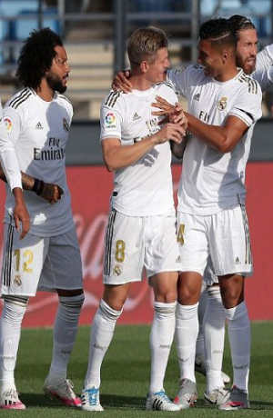 Real Madrid derrotó 3-1 al Eíbar y están a dos puntos del Barcelona