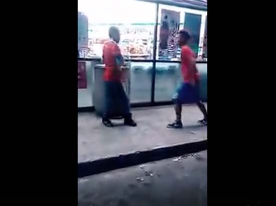 VIDEO: Jóvenes agreden a indigente en NL y lo presumen en Facebook