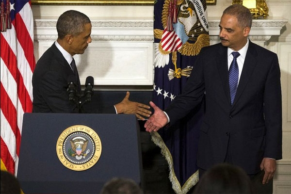 Fiscal general de EU renuncia al cargo; Obama la agradece