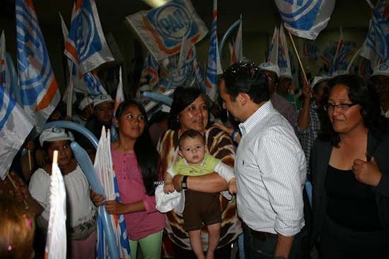 Ernesto Cordero acarreó hasta niños en su visita a Puebla