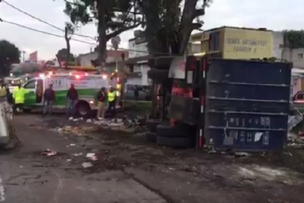 FOTOS: Caja de tráiler mató a dos personas tras arrollar casetas en Texmelucan