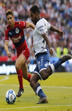 Club Puebla empató 1-1 con Chivas ante polémica expulsión de Cavallini