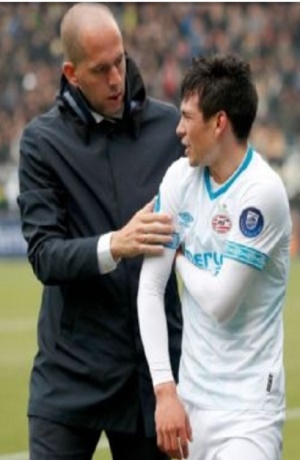 VIDEO: Chucky Lozano anotó con el PSV pero se lesiona el brazo