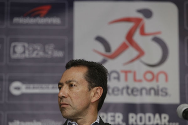 Exhiben al funcionario poblano, lo cachetean y llaman ratero