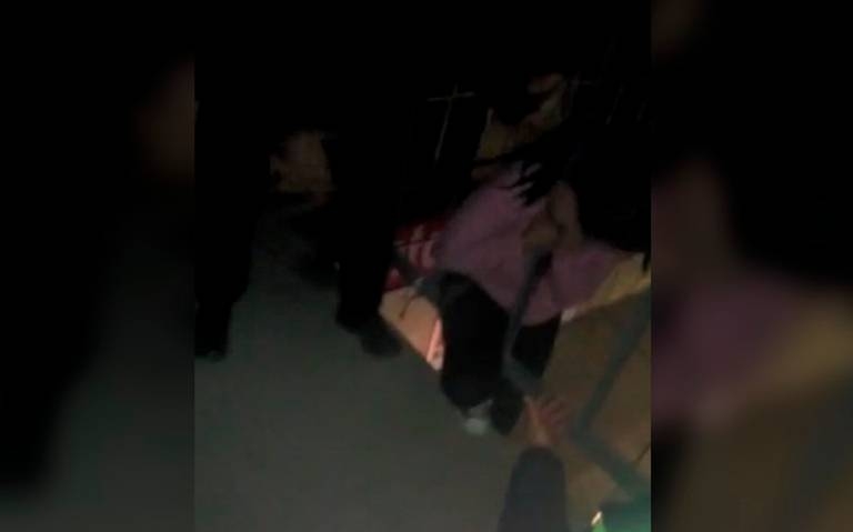 Rescatan a mujer de 17 años que se iba a tirar de un puente en Amozoc