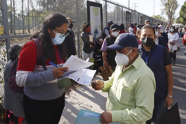 Caos en el primer día de vacunación COVID en Puebla Capital