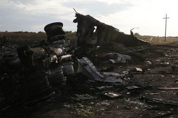 Continúa recuperación de restos del derribo de avión malasio