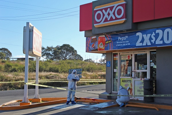 Hombre es apuñalado y muere afuera de un Oxxo en carretera a Valsequillo
