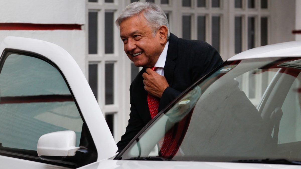 AMLO corrige a Monreal: no eliminarán comisiones bancarias