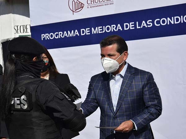 Policías de San Pedro Cholula reciben estímulos económicos