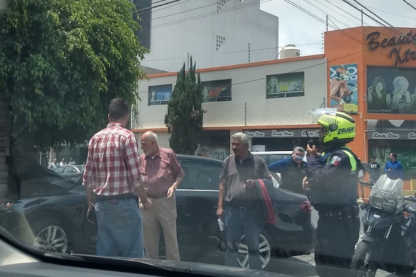 Robo de vehículo desató una balacera a una calle del Colegio Central; un herido