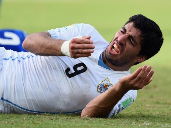 Luis Suárez pidió disculpas a Chiellini por mordida