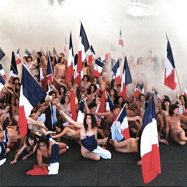 FOTOS: Tunick manifiesta con desnudo repudio al ataque a Charlie Hebdo