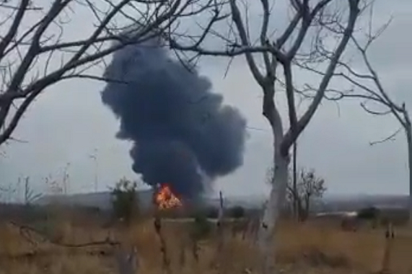 Se incendia pipa cargada de combustible tras colisión y volcadura en Cohuecan