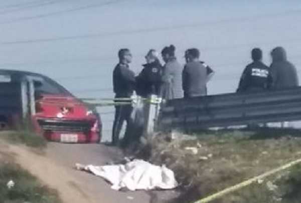 Tráiler perdió una llanta y mató a una mujer en Amozoc