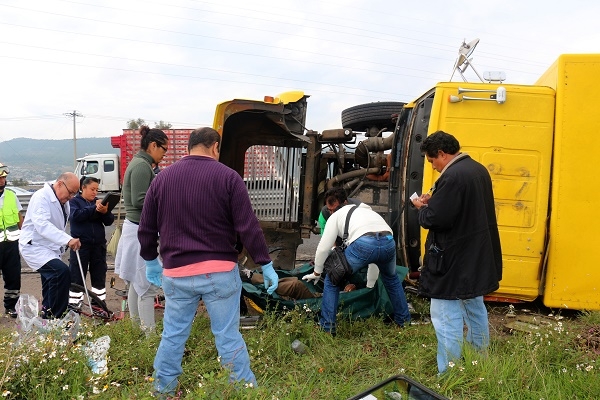 Ciclista pereció arrollado por pesada grúa en la autopista Puebla-Orizaba