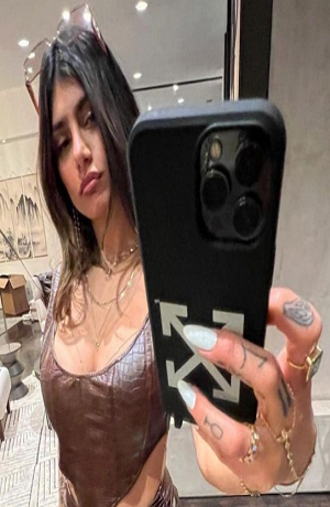 Ahora Mia Khalifa enloquece a sus fans sólo cubierta por un abrigo