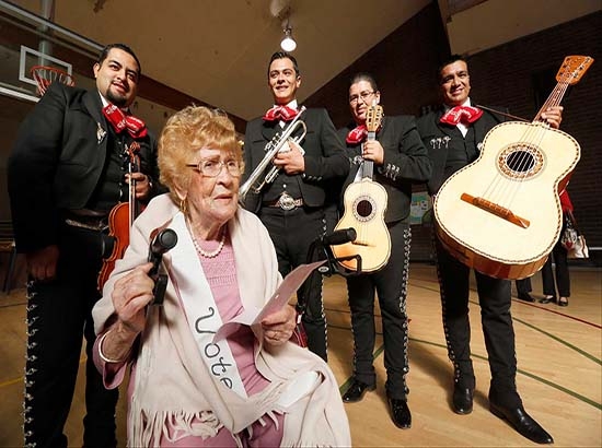 Mexicana vota por primera vez en Los Ángeles a los 102 años