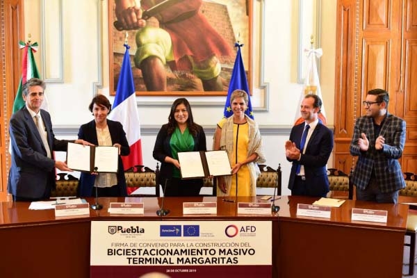 Puebla tendrá biciestacionamiento masivo; Claudia Rivera firma convenio con la Agencia Francesa de Desarrollo