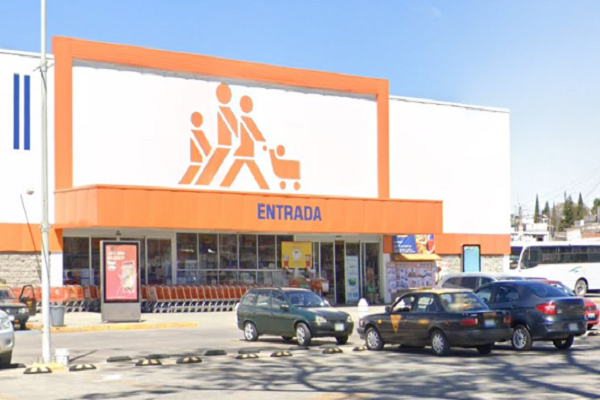 Maleantes dan cristalazo a puerta de acceso de Chedraui Xonaca