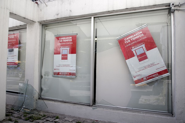 Dan cristalazo a fachada de Banorte en la colonia El Carmen