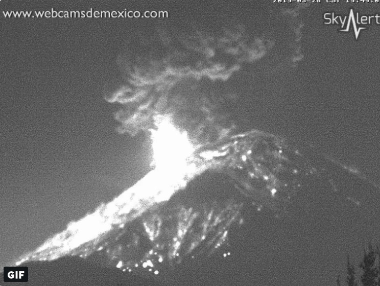 VIDEOS: Así fue la lluvia de ceniza alrededor del Popocatépetl la noche del jueves