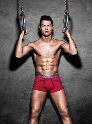 Cristiano Ronaldo presume ropa interior y comparte consejos para estar en forma