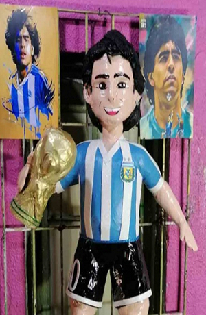Y no podía faltar la piñata de Maradona para las posadas