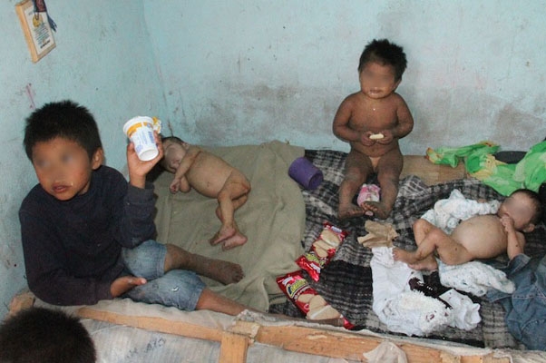 Madre que abandonó a 9 niños en Tehuacán alega que se los quitaron