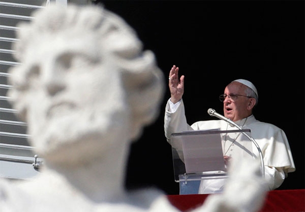 Papa Francisco ora por 43 normalistas desaparecidos en México