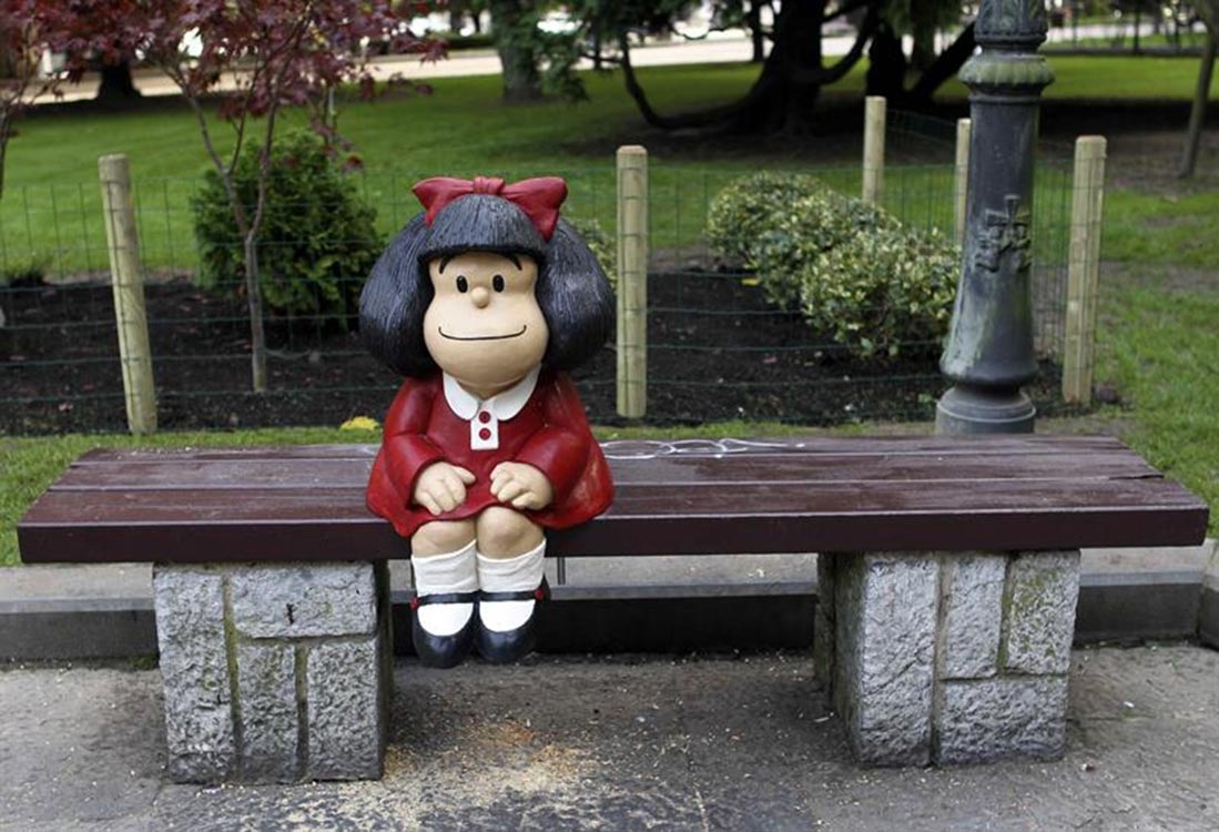 Mafalda descansa en banca de parque en Oviedo