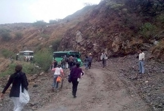 Reportan deslaves en tramos de la carretera Coxcatlán-Zoquitlán