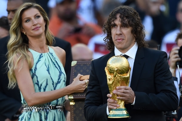 Carles Puyol regresó la Copa del Mundo acompañado de Gisele Bündchen