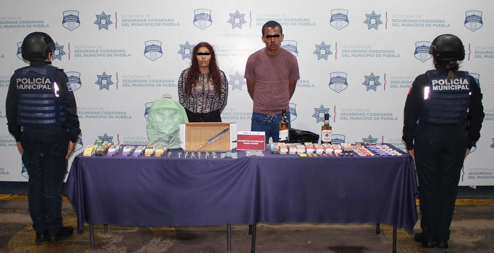 Pareja asalta Oxxo y al huir colisiona su vehículo en calles de Valle Dorado