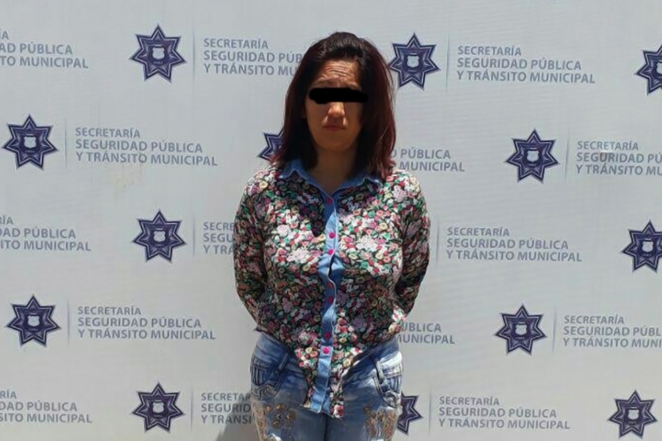 VIDEO: “Tengo mis hijos”, clama ladrona en Puebla pero la entregan a policías