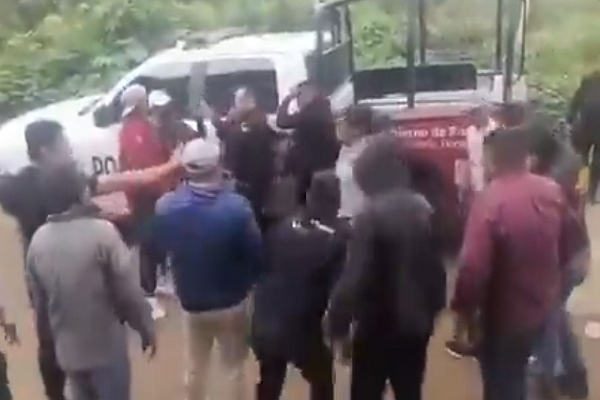Hay 11 huachigaseros detenidos por agredir a policías estatales en Xonacatepec