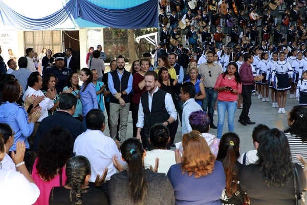 Luis Banck y estudiantes de la Secundaria Técnica 56 supervisaron la rehabilitación de sanitarios