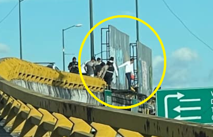 VIDEO: Policías evitan que un hombre se arroje del puente de Periférico y 11 Sur