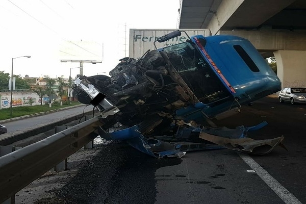 Tráiler colisionó frente a puerta tres de VW en la autopista México-Puebla