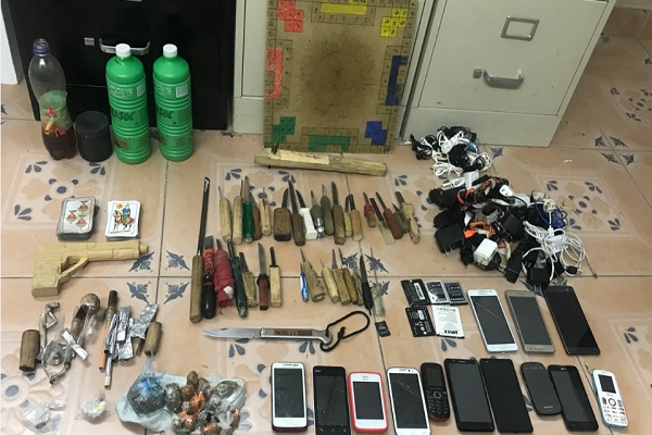 Dinero, drogas y armas punzocortantes, lo incautado en el Cereso de Tecamachalco