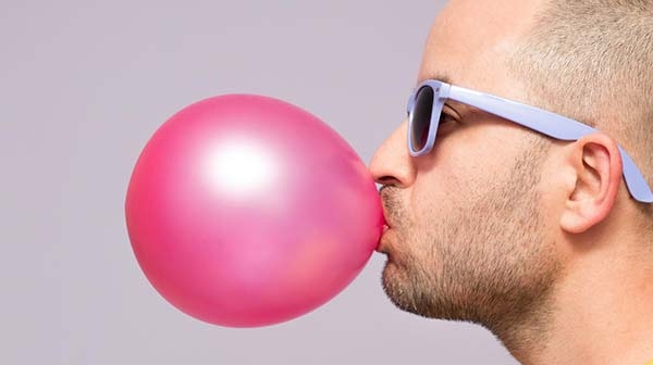 Las ventajas y riesgos de mascar chicle