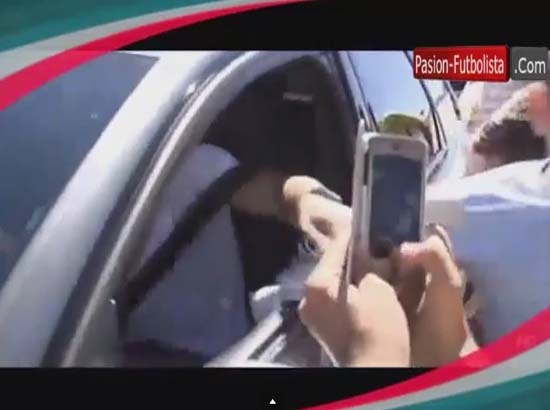 VIDEO: Cristiano Ronaldo empuja niño que le pide autógrafo
